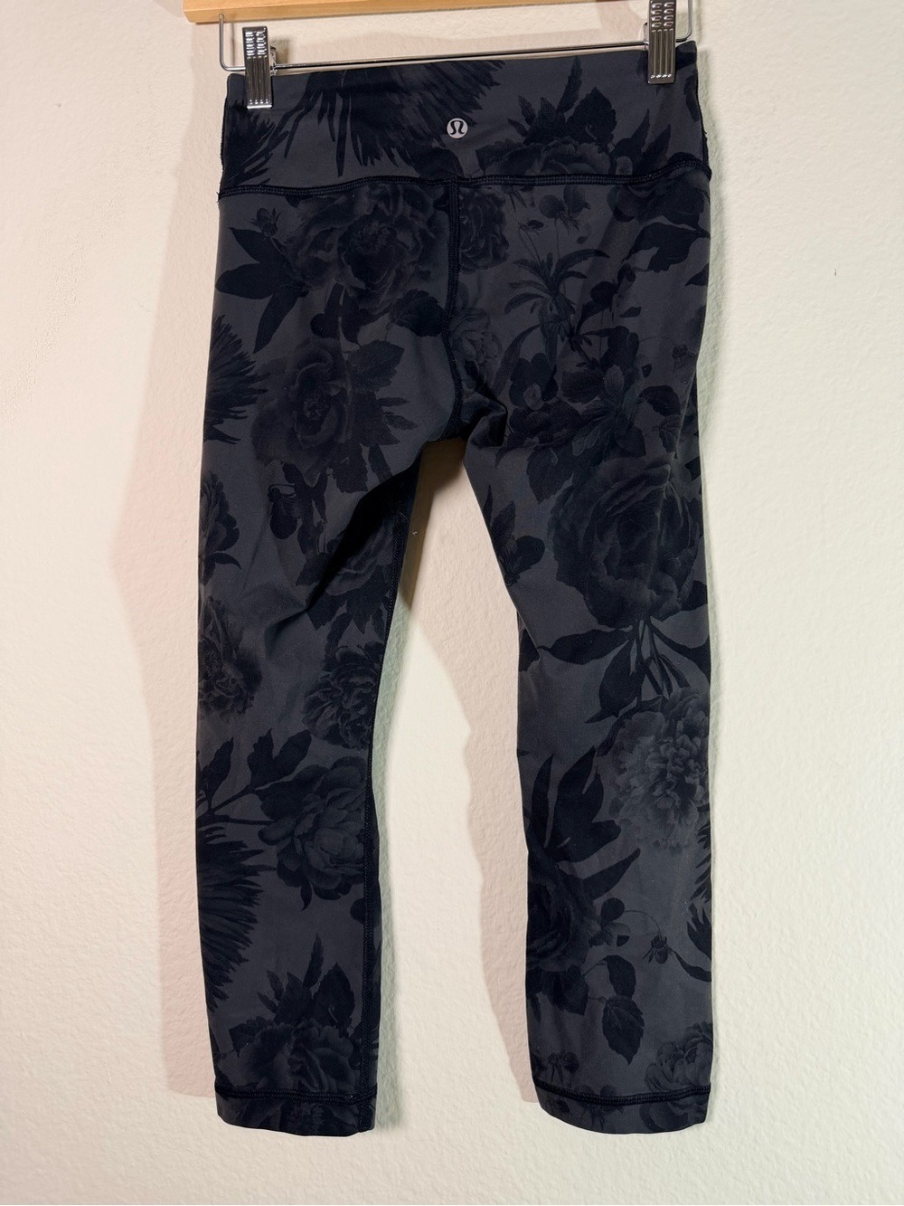 Lululemon Wunder Under Crop Floral Black Gray Leggings Size 4 - Picture 3 of 6
